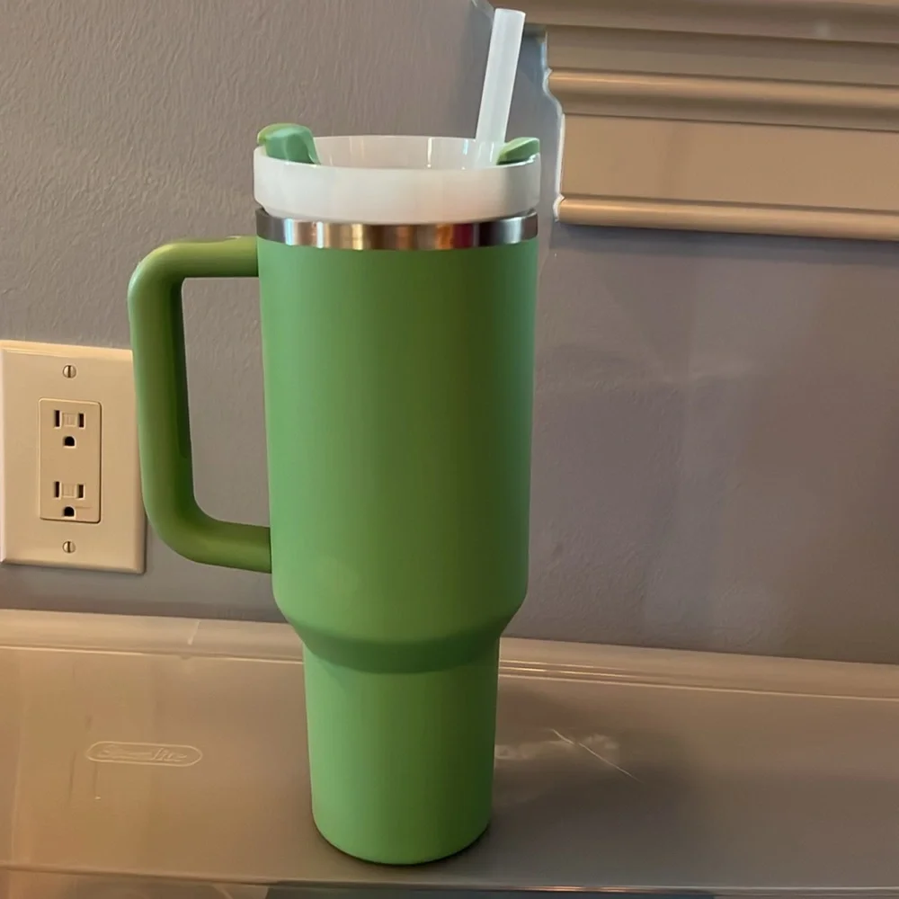 Stanley The Quencher H2.0 FlowState™ Tumbler | 40 OZ × 1
Jade - Picture 4 of 5